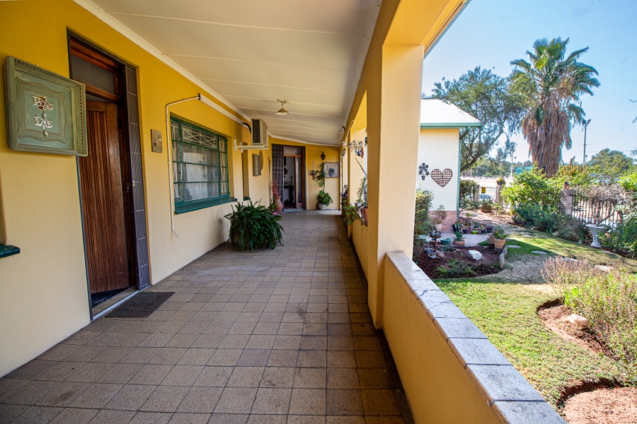 3 Bedroom Property for Sale in Lemoendraai Northern Cape